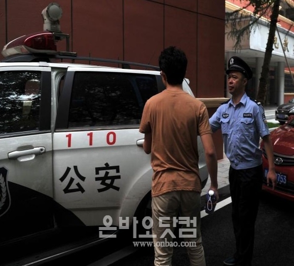 지난 7일, 난창에서 대리시험을 치른 혐의를 받고 있는 남성이 공안에 연행되고 있다.