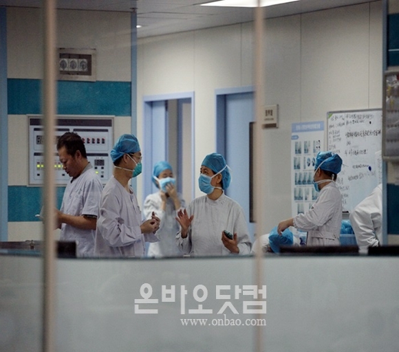 후이저우 중심인민병원 중환자실에서 한국인 메르스 환자를 치료하고 있는 현지 의료진.