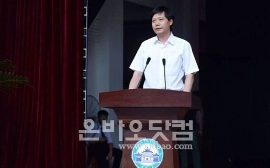 우한대에서 졸업식 축사를 하고 있는 레이쥔 샤오미 CEO.