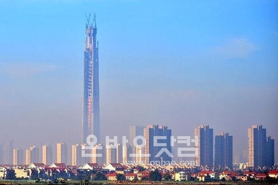 지난 8일, 건축 구조물 공사가 완료된 톈진 117타워.