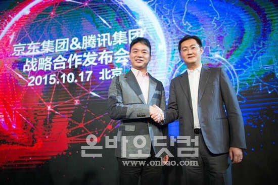  지난 17일, 베이징에서 열린 '징텅플랜' 발표회에서 류창둥(왼쪽) 징둥닷컴 CEO와 마화텅(오른쪽) 텐센트 CEO가 손을 잡고 기념포즈를 취하고 있다.