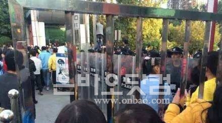 지난 20일, 중톈신전자 직원들의 파업 현장.