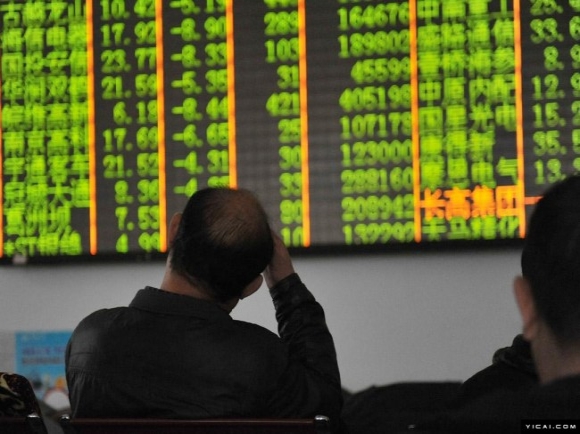 투자자들이 망연자실한 모습으로 증권거래소에 앉아있다