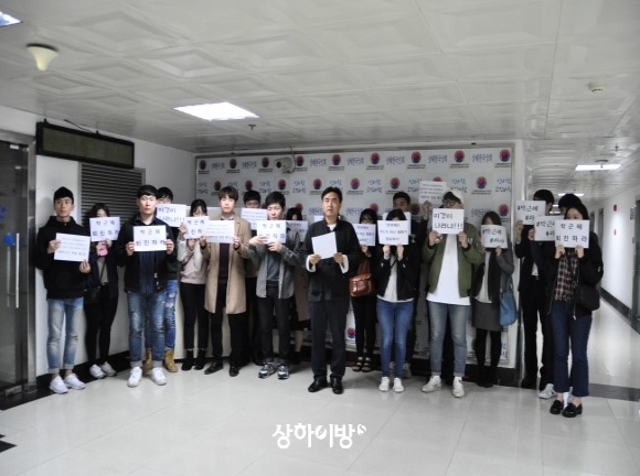 7일 열린공간에서 상하이 유학생 및 교민 20여 명이 시국선언서를 발표하고 있다.