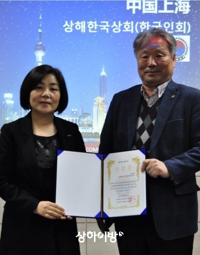 김영만 선거관리위원장에게 당선증을 받은 송영희 후보(왼쪽) 