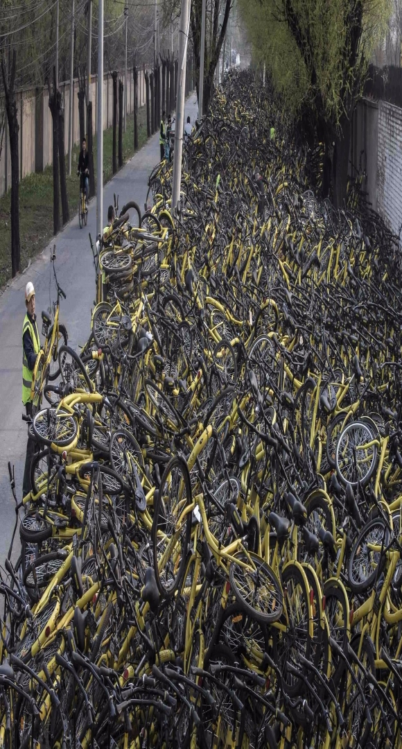 올해 3월 파손된 자전거가 베이징의 거리에 산처럼 싸여있다. 이 같은 이유로, 상하이, 광저우, 우한과 같은 일부 대도시에서도 새로운 공유 자전거를 금지했다.