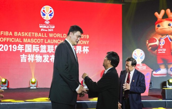 야오밍(왼쪽)은 2019년 FIBA농구 월드컵의 홍보대사로 활동했다. (출처 : 바이두)