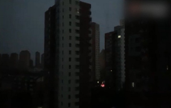 중국 전력난으로 인해 불이 꺼진 아파트(출처: 바이두)