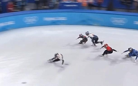 [사진=위에서 바라본 두 선수의 위치, 우다징은 스케이트 날의 영향을 받지 않았다]