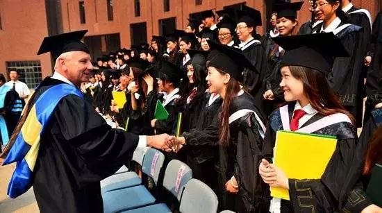 해외 대학을 졸업하는 중국 학생들(출처: SOHU 뉴스)