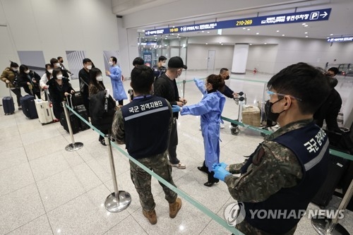 출처: 연합뉴스_ 인천공항에서 코로나19 검사 기다리는 중국발 입국자들