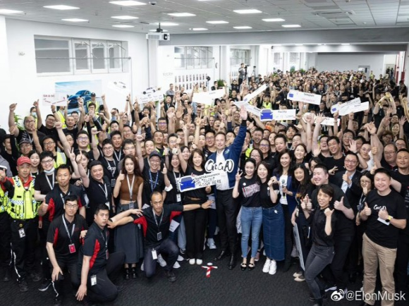 사진=상하이 기가팩토리를 찾은 일론머스크와 공장 직원들(웨이보)
