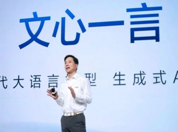사진=AI 챗봇 '어니봇' 소개하는 리옌홍 바이두 CEO(출처: 바이두)